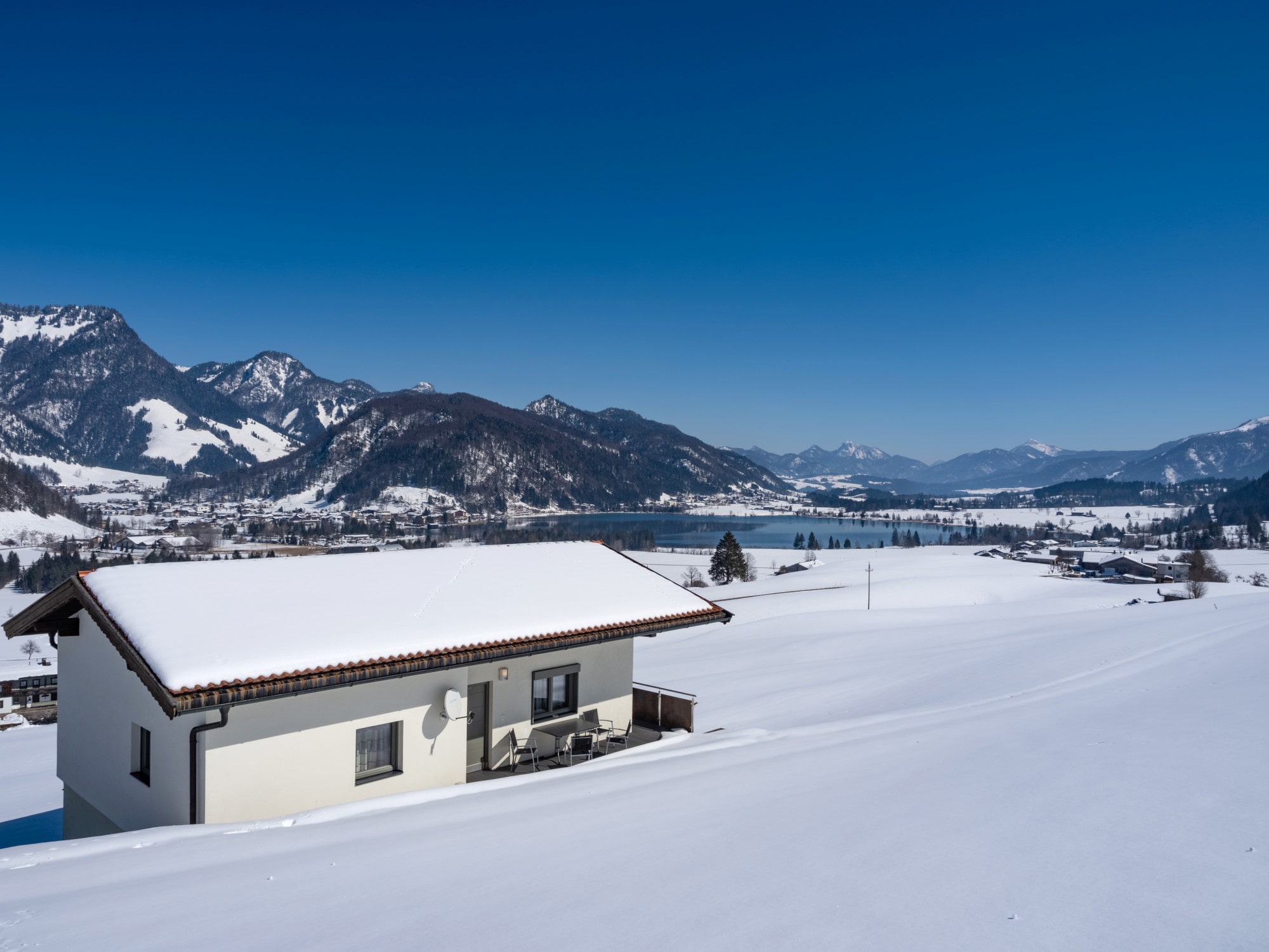 Kaiserwinkl_Huetten_Chalet_Strobl_Amberg_28_Walchsee_03_2021_aussen_Winter_2-min